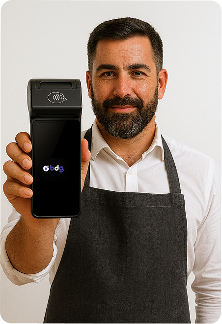 Homem segurando maquininha